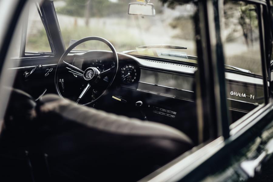 Интерьер Alfa Romeo Giulia T.I. (105.08) 1966 года  (фото 6 из 12)